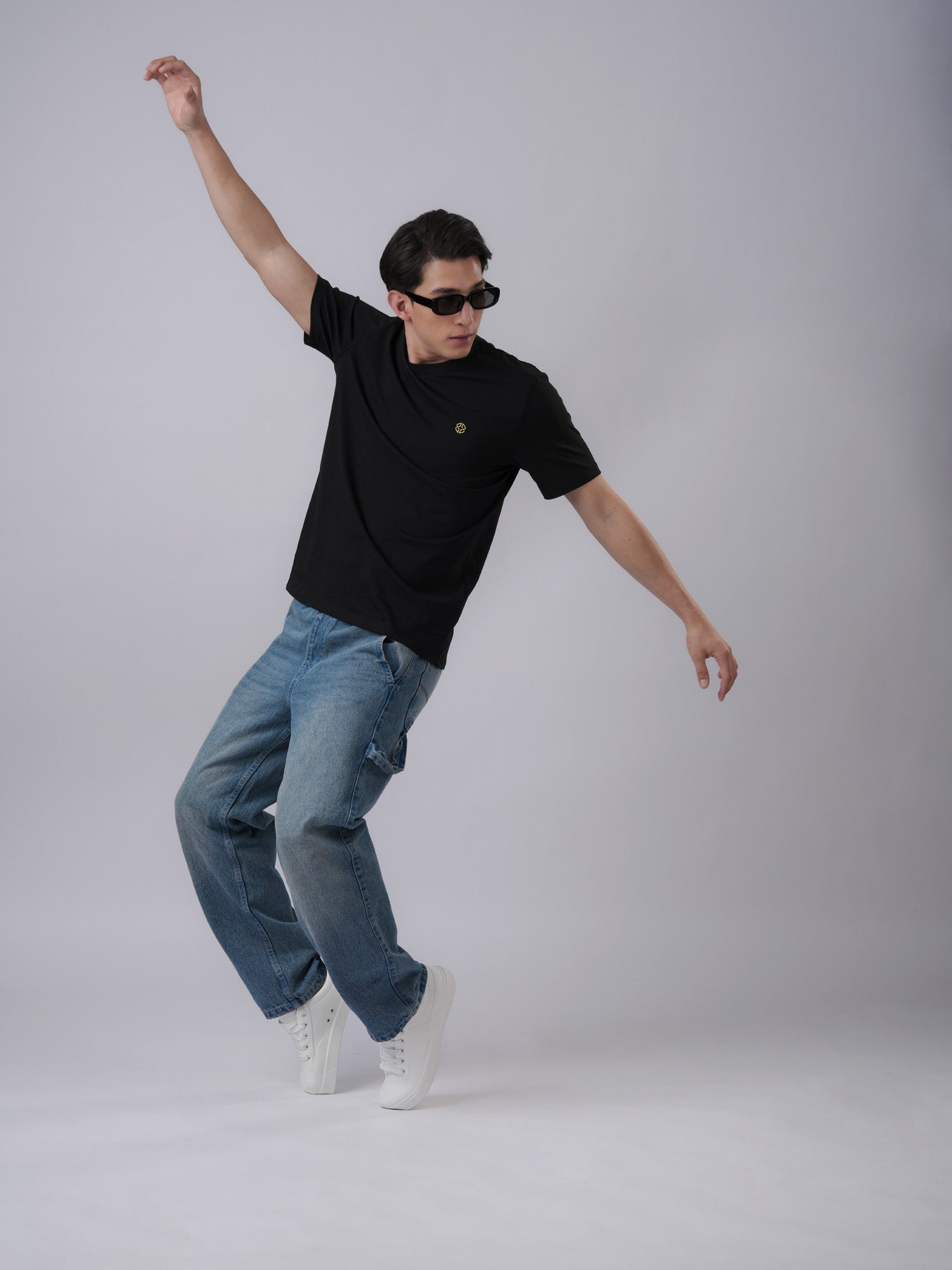 Model wearing organic cotton printed simple logo regular fit black t-shirt - Lexanber UK